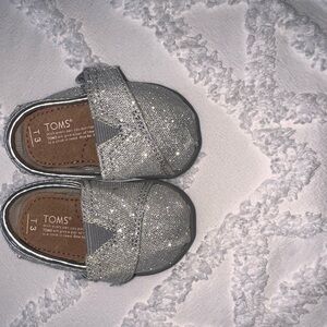 TOMS Tiny Glitter Moccasins - Silver